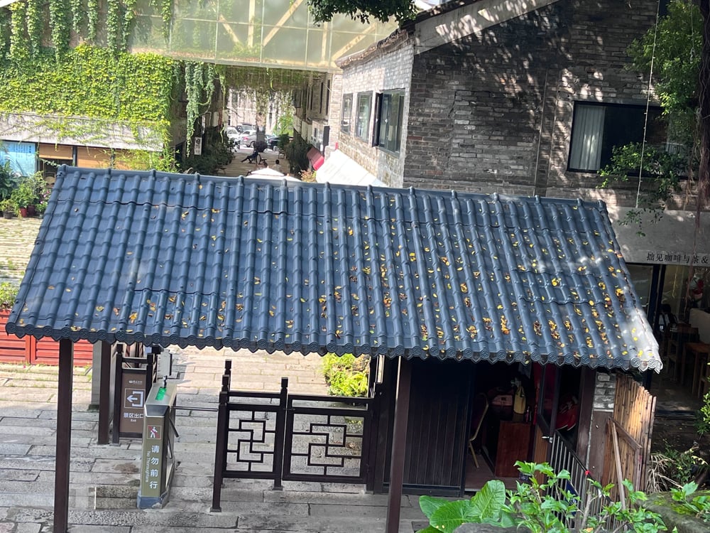 农村屋面使用树脂瓦有多好看?村民看了都赞不绝口!