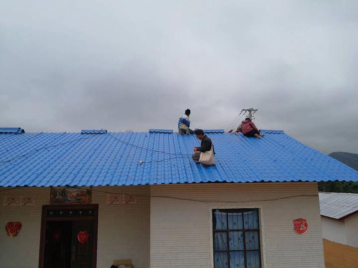 树脂瓦的价格及其人工安装费要多少钱？