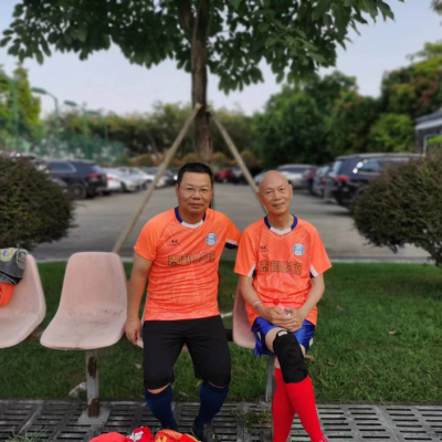 高益建材董事长陈增光先生与香港艺人罗家英先生进行友谊足球赛