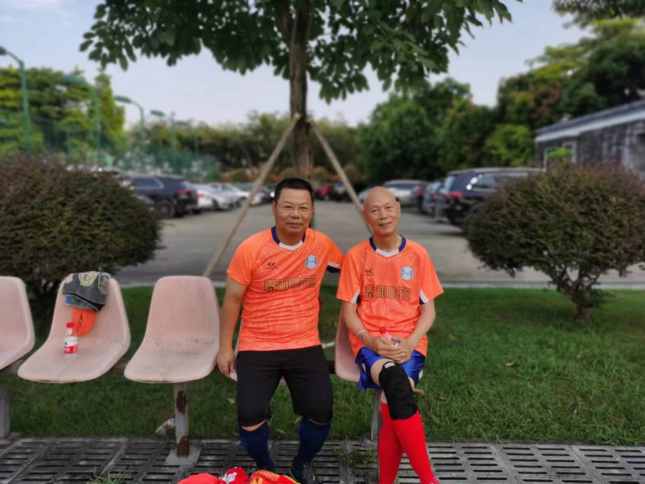 高益建材董事长陈增光先生与香港艺人罗家英先生进行友谊足球赛