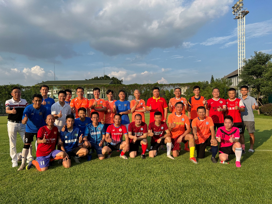 高益建材董事长陈增光先生与香港艺人罗家英先生进行友谊足球赛